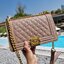 Chanel Boy 10" พร้อมส่งที่ไทย รุ่นสุดฮอต อะไหล่สีทองสุดหรู วัสดุหนังลายคาร์เวีย ทรงคลาสสิคที่สาวๆห้ามพลาด!! ในราคาสุดคุ้ม เปิด-ปิดกระเป๋าด้วยตัวล็อค ภายในโล่งกว้าง ไซส์ใหญ่ใส่ของได้เยอะ มีช่องแยกในกระเป๋า มาพร้อมสายสะพายโซ่สลับหนังรองบ่า (ถอดได้-ปรับ