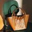 Tory T Monogram Mcgraw Dragonfly กระเป๋าถือหรือสะพายไหล่ วัสดุหนัง Jacquard อะไหล่ทอง ทรงปีก เปิด-ปิด ด้วยกระดุมแม่เหล็ก ด้านในโลง มี 2ช่องเล็ก จุของได้เยอะ น้ำหนักเบา สายสะพาย crossbody ได้ ปรับระดับได้