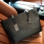 Guess Saffiano Shopping Bag กระเป๋าถือและคล้องบ่าทรงช้อปปิ้งใบใหญ่ หนังSaffiano ใส่เอกสารขนาด A4 ได้ จุของได้เยอะ ด้านหน้าสลักแบรนด์หนังลายนูนพร้อมประดับtagสายหนังถอดออกได้ เปิดปิดด้วยซิปเดียวด้านบน ภายในบุผ้าติดโลโก้ มีช่องเล็กและข่องใส่โทรศัพท์ เรียบง่า