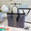 TORY BURCH TOTE BAG กระเป๋าสะพายไหล่ทรงชอปปิ้ง รุ่นขายดีอันดับ1 ของแบรนด์นี้นะคะ ทรงคลาสสิค ฮิตตลอดกาล ทรงสวยขนาดกำลังดี ตัวกระเป๋า วัสดุหนัง Pu ด้านหน้าติดโลโก้แบรนด์ /ประดับด้วยพวงกุญแจหนัง ตัดแถบแนวเส้นตรงวัสดุผ้าแคนวาส เปิดปิดด้วยซิปรูด ภายในช่องหลัก 