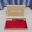 Michael Kors Clutch Bag 2018 New arrival! กระเป๋าคลัชรุ่นใหม่:ขนาดกำลังดี วัสดุลายหนังลาย Saffiano ด้านหน้าประดับโลโก้แบรนด์ อะไหล่ทอง แต่ง pattern งานปัก 3vมิติ สวยโดดเด่น เปิดปิด ด้วยซิป ด้านในมีช่องเล็ก และช่องใส่บัตร พร้อมสายคล้องข้อมือ ใส่กระเป๋าสตาง
