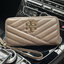 Tory Burch Kira Long Wallet กระเป๋าสตางค์ใบนี้รับรองว่า ถูกอกถูกใจของสาว ๆ ที่ชอบความเรียบหรูอย่างแน่นอน ด้วยดีไซน์โลโก้แบรนด์ที่เรียบง่าย ด้านในมีช่องหลัก 3 ช่อง ที่ช่วยให้คุณจัดเก็บธนบัตรและสิ่งต่าง ๆ ได้อย่างเป็นระเบียบ มาพร้อมกับช่องใส่เหรียญขนาดใหญ่ 