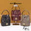 TORY BURCH WILLA MINI BUCKET BAG สุดปัง กระเป๋าสะพายทรงบัคเก็ต สวยผู้ดี โดดเด่นด้วยโลโก้สีทองดูหรู อัพลุคผู้ดี๊ผู้ดี วัสดุหนังแท้ ดีไซน์บุนวม เส้นคมดีเทลหรู เปิด-ปิดหนังรูดปากกระเป๋า มีหูหิ้วในตัว คล้องแขนเก๋ๆ ภายในเป็นช่องโล่ง มีช่องย่อย ใส่ของสำคัญจุกจิ