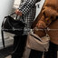 Loewe Puzzle Bag In Classic กระเป๋าทรง Puzzle นี้ออกแบบโดย Jonathan Anderson โดยได้รับแรงบันดาลใจในการออกแบบมาจากรูปทรงของลูกรักบี้ ดังนั้น จึงจะเห็นได้ว่าการตัดเย็บและรูปทรงของกระเป๋านั้นคล้ายคลึงกับลูกรักบี้ รูปทรงดูมินิมอลไม่ทิ้งคอนเซ็ปต์ของแบรนด์ สามา