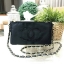 Chanel Cosmetic Cluth Bag With Chain กระเป๋าถือหรือสะพาย VIp. gift จาก Chanel Cosmetic Counter วัสดุ Nylon&Polyester 100% ประดับโลโก้แบรนด์ วิ๊งๆ สวยหรูดูดี เปิดปิดด้วยซิป หัวซิปแบรนด์อะไหล่ทอง ซับในสกรีนโลโก้ ภายในกว้างใส่กระเป๋าสตางค์ใบยาว, มือถือได้ทุก