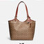 COACH C6336 DAY TOTE IN SIGNATURE CANVAS ใหม่ล่าสุด กับกระเป๋าทรงโท้ทใบใหญ่ สวยสะกดสายตา ด้วยดีไซน์ที่ดูเรียบง่าย แต่แฝงไปด้วยดีเทลเล็กๆ ที่เสริมให้ไอเท็มนี้ดูแพง พิเศษ กระเป๋าลูกใบเล็กอีกหนึ่งใบ พกติดกับกระเป๋า หรือจะเอาไปแยกใช้ก็ได้ วัสดุหนังแคนวาส สลับ