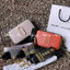 Marc Jacobs Snapshot Bag กระเป๋าแบรนด์ดังจากสัญชาติอเมริกัน นับได้ว่ารุ่นนี้เป็นรุ่นทรงฮิตเลยทีเดียว โดยด้านหน้ากระเป๋าจะเป็นโลโก้แบบโลหะที่เป็นสัญลักษณ์ของแบรนด์นี้ มาพร้อมสายสะพายที่จะสะพายยังไงก็ดูโดดเด่น เพราะขนาดใหญ่ที่สกรีนตัวอักษรโลโก้ ในรูปแบบต่าง