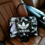 ADIDAS HANDLE BAG กระเป๋าถือเเละสะพายทรงโดม วัสดุนิ่มหนังสวยอยู่ทรงด้านหน้ามีโล้โก้แบรนด์ เปิดปิดด้วยซิปสะดวกใช้ หัวซิปแบรนด์ ขนาดใหญ่กำลังดี จุได้เยอะ น้ำหนักเบา ภายในมีโลโก้มีช่องซิปใส่ของ หูจับถนัดมือ พร้อมสายสะพายถอดได้เลื่อนปรับได้ Crossbody ได้ ไอเท