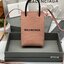 หนังแท้ BALENCIAGA Shopping Phone Pouch leather tote พกกระเป๋าช้อปปิ้งขนาดมินิ ไปทุกที่ในฤดูกาลนี้ ดีไซน์ที่ใช้ได้ทุกวันตั้งแต่หนังแบบมีเท็กซ์เจอร์ ภาพสินค้าถ่ายจากงานขายจริง ใช้งานต่างประเทศได้