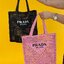 PRADA RAFFIA TOTE BAG สวยไม่ซ้ำใคร สไตล์บีช เหมาะมากกับการสะพายไปเที่ยวทะเล หรือจะใช้ในวันสบายๆก็ตอบโจทย์ กับกระเป๋าสะพายสานใบใหญ่ ตัวกระเป๋าเป็นวัสดุสังเคราห์จากธรรมชาติ