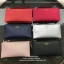KATE SPADE Wallet Clutch Bag กระเป๋าทรงคลัชสุดคุ้มหนัง Saffiano ด้านหน้ามีโลโก้แบรนด์ มาพร้อมสายคล้องมือ เปิดปิดด้วยซิปสะดวกใช้ สามารถใส่แทนกระเป๋าสตางค์ใบยาว ภายในแบ่งออกเป็น3ช่องหลัก มีช่องใส่บัตร เครื่องสำอาง เครื่องเขียน เหรียญ ไส่ไอโฟนพลัส ได้ค่ะ มีก