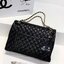 CHANEL MAXI CLASSIC 13.5" กระเป๋าสะพายทรงคลาสสิคใบใหญ่ จุของได้เยอะมากๆ งานสวยหรูมาแต่ไกล สวยงามไม่ผิดหวังค่ะ