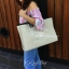 Chanel tote canvas bag จากงานพรีเมี่ยม VIP GIFT รุ่นดังเลยค้า Size ใหญ่อลัง บอกเลยว่า *งานดีที่สุด ตัวกระเป๋า กระเป๋าผ้าเป็นผ้า canvas เนื้อดีสมราคา สัมผัส นุ่มลื่นมือมากกกก อะไหล่เงินปั้มแบรนด์แท้ทั้งใบ ด้านหน้าปัก logo แบรนด์สุดหรู จุของได้เยอะมากก มีช่