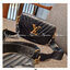 LV new wave pochette multi bag กระเป๋าสะพายมัลติฟังก์ชั่น สุดหรู มาพร้อม box set รับรองว่าดีงาม ลูกเล่นคลาสสิคผสานความวินเทจ มีสายสะพายให้ 2 เส้น และกระเป๋าใบลูก เล็กน่ารัก วัสดุหนังแท้ ภายในเป็นช่องโล่ง แบ่งสัดส่วนมีช่องย่อย ใบนี้ปรับใช้ได้หลายสไตล์ ลุคไ