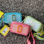 Marc Jacobs Fluoro Edge Snapshot crossbody bag กระเป๋าแบรนด์ดังจากสัญชาติอเมริกัน นับได้ว่ารุ่นนี้เป็นรุ่นทรงฮิตของ marc jacobs เลยทีเดียว กระเป๋า Snapshot อันเลื่องชื่อของ Marc Jacobs ซึ่งได้รับการอัพเดตอย่างกระฉับกระเฉงในเวอร์ชั่นเรืองแสงนี้ผ่านสีไล่ระด