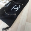 New Gorgeous☆☆ กระเป๋าใบใหญ่ทรง Tote จากแบรนด์ Chanel VIP gift Bag ทำจากผ้าหนา Polyester ฐานล่างกระเป๋าทำจากหนังแก้วผิวมันเงา สวยหรู สกรีนโลโก้ชาแนลหน้าหลัง หัวซิปปั้มโลโก้ ด้านในเป็นช่องกว้าง และมีอีกหนึ่งช่องเก็บของ รุ่นนี้สะพายไหล่เป็นสาย