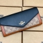 COACH SOFT WALLET BAG กระเป๋าสตางค์ใบยาว หนังชั้นแรก ลายcผสมหนังเรียบ แบบซองจดหมาย ฝาปิดเปิดแบบกระดุม มีช่องด้านหน้าหนึ่งช่อง ช่องใส่ธนบัตรตามยาวหนึ่งช่อง และช่องเสียบัตรต่างๆได้8ช่องค่ะ ด้านหลังเป็นช่องซิปยาวสำหรับใส่เหรียญนะคะ ใบขนาดพอดีมือ สีทูโทนน่าใช