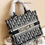 DIOR SMALL BOOK TOTE กระเป๋าสะพายทรงโท้ท สวยคลาสสิคขนาดกำลังดี พกพาสะดวก ใช้งานง่ายสุดๆ วัสดุงานทอละเอียดคุณภาพดี ภายในเป็นช่องโล่ง ใบจริงงานสวยเกินเบอร์!! สวยงามเกินราคา ไม่ผิดหวังจ้า