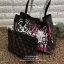 GUESS VICKY TOTE SET สุดคุ้ม ซื้อ1ได้ถึง2 ค่ะ!! กระเป๋าหิ้วหรือสะพายไหล่ทรง Tote วัสดุหนังนิ่ม น้ำหนักเบามากค่ะ ด้านหน้ามีโลโก้แบรนด์ เปิดปิดกระเป๋าแบบกระดุมแม่เหล้ก มีที่รวบเก็บทรงกระเป๋า ภายในโล่ง กว้าง ใส่ของได้จุค่ะ