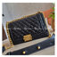 Chanel Boy 10" พร้อมส่งที่ไทย รุ่นสุดฮอต อะไหล่สีทองสุดหรู วัสดุหนังลายคาร์เวีย ทรงคลาสสิคที่สาวๆห้ามพลาด!! ในราคาสุดคุ้ม เปิด-ปิดกระเป๋าด้วยตัวล็อค ภายในโล่งกว้าง ไซส์ใหญ่ใส่ของได้เยอะ มีช่องแยกในกระเป๋า มาพร้อมสายสะพายโซ่สลับหนังรองบ่า (ถอดได้-ปรับ