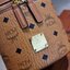 M.C.M CYLINDER CROSSBODY IN VISETOS รุ่นยอดฮิตอีกหนึ่ง!! กระเป๋าสะพายข้าง ดีไซน์ทรงกระบอก ให้คุณสนุกไปกับทุกสไตล์การแต่งตัว สวยอยู่ทรง ใส่ของสำคัญได้ครบถ้วน วัสดุหนังแคนวาสคุณภาพดี เปิด-ปิดด้วยซิปรอบ ภายในบุผ้าสลับหนังแท้ เป็นช่องโล่งทำให้เก็บของไว้ได้สะด