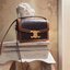 CELINE TRIOMPHE CROSSBODY BAG VIP GIFT WITH PURCHASE-GWP พรีเมี่ยมกิ๊ฟ Limited จาก CELINE PERFUME DUTY FREE COUNTER วัสดุ TRIOMPHE CANVAS & LEATHER ทรงเหลี่ยมหนังสวยหรูอยู่ทรงเปิดปิดด้วยฝาปิดโลโก้แบรนด์อะไหล่ทอง ภายในมีช่องหลักและช่องแบ่งย่อย มี1ช่องซิปเล