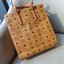 M.C.M KLASSIK SMALL TOTE IN VISETOS กระเป๋าโท้ทไซส์ใหญ่กำลังดี กับดีไซน์ใหม่ เพิ่มความยาวหูสะพายให้สะดวกใช้งานได้มากขึ้นในการสะพายไหล่ และยังคงความคลาสสิค ใช้ได้ในทุกโอกาส สะพายไปเรียน ไปทำงาน เหมาะทุกลุค มาพร้อมสายสะพายข้าง ไม่ใช้ก็ถอดออกถือช้อปปิ้งเก๋ๆไ