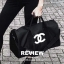 CHANEL Travel Bag กระเป๋าเดินทาง รุ่นสุดฮิตในหมู่ดาราเซเลปค่ะ วัสดุ NYLON เนื้อหนาสีดำด้านหน้ามีโลโก้ CC สีขาว ใบใหญ่จุใจสามารถใส่เสื้อผ้ารองเท้าของใช้ได้เยอะ น้ำหนักเบา กันนำ้ดูแลรักษาทำความสะอาดง่าย