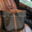 CELINE SHOPPING BAG VIP วัสดุ TRIOMPHE CANVAS ดีไซน์ทรง TOTE สวยหรูคลาสสิคไม่มีเอ้าท์ ภายในโล่งกว้างและจุมากสามารถใส่เอกสาร A4 สัมภาระของใช้ได้เยอะจุใจ น้ำหนักเบาจะถือหรือสะพายไหล่ก็ดูดี ไอเท็มแนะนำพร้อมส่งที่ไทยราคาสุดคุ้ม จองด่วนห้ามพลาดค่ะ!