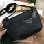 GUESS CROSSBODY BAG กระเป๋าสะพายรุ่นยอดนิยมจาก GUESS FACTORY วัสดุหนัง Saffiano อยู่ทรงสวยด้านหน้ามีโลโก้แบรนด์โดดเด่น มีช่องหน้า1ช่อง ขนาดกำลังดี น้ำหนักเบา เปิดปิดด้วยซิปสะดวกใช้ ภายในมีโลโก้ ซับในลายแบรนด์ รุ่นนี้ใส่กระเป๋าสตางค์ มือถือ ของใช้ได้เยอะค่
