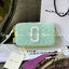 Marc Jacobs Snapshot Bag กระเป๋าแบรนด์ดังจากสัญชาติอเมริกัน นับได้ว่ารุ่นนี้เป็นรุ่นทรงฮิตเลยทีเดียว โดยด้านหน้ากระเป๋าจะเป็นโลโก้แบบโลหะที่เป็นสัญลักษณ์ของแบรนด์นี้ มาพร้อมสายสะพายที่จะสะพายยังไงก็ดูโดดเด่น เพราะขนาดใหญ่ที่สกรีนตัวอักษรโลโก้ ในรูปแบบต่าง