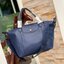 Longchamp LE PLIAGE CUIR TOP HANDLE BAG S เรียกว่าเป็นกระเป๋าอีกหนึ่งรุ่นที่ไม่ว่ายังไงก็ฮอตฮิตและติดเทรนด์ตลอดไม่เคยเปลี่ยนกับ ทรง Le Pliage Cuir หนึ่งในตระกูลกระเป๋าสุดไอคอนิกจากแบรนด์ เมื่อรุ่น Le Pliage Cuir ในรูปแบบของหนังแกะ Metis ได้ถือกำเนิดขึ้นใน