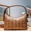 พร้อมส่ง 3 สี M.C.M AREN HOBO IN VISETOS กระเป๋าสะพายทรงโฮโบ ทรงสวยมาก เกรดท็อปออริ สลับแท้ 1:1 เกรดดีสุด ใช้ต่างประเทศได้ ขนาดกำลังดี จุของได้เยอะ ใช้งานสะดวกด้วยการรูดซิป พิเศษแถมพวงหนังและชุดกุญแจล็อคมาให้ด้วย