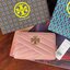 ของแท้ 💯% 】Tory burch kira chevron medium slim wallet กระเป๋าสตางค์หนังแกะขนาดmedium size การตัดเย็บหนังแกะแสนนุ่มแบบลายบุสองชั้น สัมผัสนุ่มควบคู่กับดีไซน์อันเป็นเอกลักษณ์ ดูแพงด้วยโลโก้ด้านหน้าสีทองสวยหรู