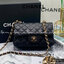 หนังแท้ CHANEL classic 8" black caviar รุ่นยอดนิยมไอเท็มฮิตวัสดุหนังคาเวียร์สวยคลาสสิค ด้านหน้ามีโลโก้แบรนด์อะไหล่ทอง/เงินสวยหรู ภายในสีแดงเบอกันดี้ เป็นใบยอดนิยมของสาวๆ เลยค่าา พร้อมส่งที่ไทยไม่ต้องรอพรีฯ สาวก Chanel Must Have! นะคะ