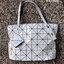 Bao Bao Issey Miyake ROCK MATTE ซีรีส์นี้จะเป็นทรงสี่เหลี่ยมผืนผ้า มีซิปปิดด้านบน ถือเป็นรุ่นที่เหมาะกับการใช้งานในชีวิตประจำวัน สามารถพับมุมและบริเวณด้านล่างของกระเป๋าเพื่อเพิ่มความสะดวกสบายในการใช้งาน ทั้งยังช่วยให้วางกระเป๋าในแนวตั้งได้อีกด้วย แผ่นต่อส