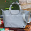 8สี พร้อมส่ง Longchamp LE PLIAGE NÉO TOP HANDLE BAG (medium size) อีกหนึ่งรุ่นยอดนิยม ที่สาวๆ ต้องมีไว้เก็บไว้สักใบ กระเป๋าโท้ทใบนี้ มาพร้อมกับสีที่มีสไตล์เรียบง่าย มีสายสะพายยาวปรับสั้นยาวได้ช่วยให้คุณสามารถสะพายไหล่ได้อย่างสบาย ในตัวสายปักโลโก้อันเป็นสั