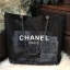 NEW! Chanel Shopping Bag With Chain กระเป๋าสะพายใบใหญ่ทรง Shopping Bag Limited Edition พรีเมี่ยมกิ้ฟของแท้นำเข้าจาก Chanel Perfume Counter ใบใหญ่วัสดุ Nylon โปร่งปั้มโลโก้แบรนด์สวยหรู เปิดปิดด้วยแถบแม่เหล็กซ่อนด้านใน บุฟองน้ำที่ฐานมาพร้อมสายสะพายโซ่ร้อยหน