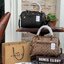 COACH Signature Canvas Rowan Satchel Crossbody จุดเด่นของกระเป๋าทรงsatchel bag คือรูปทรงของกระเป๋าดูแข็งแรง มั่นคง ไม่เสียทรงง่าย มาพร้อมหูหิ้วที่ด้านบนของกระเป๋า ลายแคนวาสที่เป็นซิกเนเจอร์แบบเอกลักษณ์ ช่องใช้งานทุ้งภายในและภายนอก นอกจากนี้ กระเป๋าประเภทน