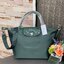 Longchamp Le Pliage Neo Size S มาพบกับกระเป๋ารุ่นยอดนิยม ที่สาวๆ ต้องมีไว้เก็บไว้สักใบ กระเป๋าโท้ทใบนี้ มาพร้อมกับสีที่มีสไตล์เรียบง่าย มีสายสะพายยาวช่วยให้คุณสามารถสะพายไหล่ได้อย่างสบาย ในขณะที่ที่ปิดแบบซิปช่วยให้คุณมั่นใจได้ว่าของด้านในมีความปลอดภัย Le 