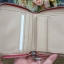 พร้อมส่งรุ่นหายาก! GUESS FACTORY WOMEN'S ZIP AROUND SHORT WALLET กระเป๋าสตางค์สั้นพับ2ตอนซิปรอบหนัง Saffiano ด้านหน้าประดับโลโก้แบรนด์สวยหรู ภายในมีช่องใส่ธนบัตร ใส่แบงก์พัน ช่องใส่เหรียญ และช่องใส่บัตรหลายช่อง ตัวจริงสวยน่าใช้ ภาพถ่ายจากสินค้าจริงค่