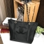 Chanel Beaute Black Sequin Shopping Bag VIP Gift With Purchase (GWP) กระเป๋าสะพายทรง Shopping VIP. gift & Limited Edition ของแท้นำเข้าจากเคาน์เตอร์ Chanel Beaute ใบใหญ่กำลังดี ประดับเลื่อมสีดำ โลโก้ CC ทั้ง 2 ด้าน เปิดปิดด้วยกระดุมแม่เหล็ก มาพร้อมสายโซ่ทอ