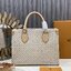 TOP ORI หนังแท้ | LV OnTheGo PM bag Azure Blue/Sand Beige กระเป๋าสะพายทรงโท้ท ในคอลเลกชัน LV Romance หนังแท้หรูหราประดับชาร์มแท็กกระเป๋าเดินทางมีชีวิตชีวา