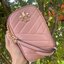 OUTTLET 】Tory burch kira chevron n/s crossbody bag กระเป๋าสำหรับใส่มือถือหรือของจุกจิกต่างๆ ได้กลายมาเป็นแฟชั่นสุดร้อนแรงแห่งปี คอลเลคชั่นนี้ออกมาเพื่อเอาใจสาวๆโดยเฉพาะ สีสันสุภาพเพื่อให้แมทช์กับสีสันของเสื้อผ้า ได้ง่าย ภายในยังสามารถแบ่งสันปันส่วนไว้สำหร