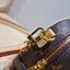 LV Deauville Mini Monogram Canvas bag เดอะเบสท์เซลเลอร์ ที่ใครก็ตามหา กับกระเป๋าสะพายทรงกล่อง ไซส์เล็กกะทัดรัด พกพาสะดวก รูปทรงสวยหรู วัสดุหนังแคนวาสสลับหนัง