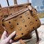 M.C.M SMALL REVERSIBLE LIZ SHOPPER IN VISETOS พร้อมเสิร์ฟความสวยให้ถึงบ้าน กับกระเป๋าทรงโท้ทไซส์ small ขนาดกำลังสวย แถมไม่พอ!! ยังมีใบลูกไปให้อีก สะพายแยกได้เก๋ๆด้วย!! ใครที่มองหากระเป๋าทรงโท้ทจุๆหน่อย ก็ต้องใบนี้เลย ดีไซน์ทรงสวยน่าใช้ โดดเด่นกว่าใคร ไม่ซ