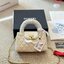 CHANEL 23K Kelly Bag กระเป๋าสะพายทรงสวยเรียบหรู คอลเลคชั่นสุดฮอต กระเป๋าถือ/สะพายข้าง คงเอกลักษณ์ ให้ความเป็นผู้ดีในตัว สวยงาม ภายในโล่งกว้างใส่ของได้พอประมาณ ทรงกระเป๋าโดดเด่นไม่เหมือนใคร