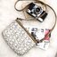 Calvin Klein Cross Body Bag กระเป๋าสะพายรุ่นใหม่ล่าสุดหนังสวย สกรีนลาย Signature แบรนด์รอบใบ ประดับโลโก้แบรนด์ สีทองด้านหน้า เปิดปิดด้วยซิป น้ำหนักเบา ภายใน โล่งกว้าง มีช่องใส่บัตร และช่องซิป ใส่ iphone+ ได้ มาพร้อมสายสะพายยาว ขนาดกำลังน่ารัก สะพายคล่องตั