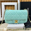 CHANEL FLAP BAG Pearls & Gold-Tone Metal กระเป๋าสะพายดีไซส์คลาสสิคหนังแท้แต่งมุก เกรดออริ สลับแท้ 1:1 ใช้งานต่างประเทศได้ ภาพถ่ายจากงานขายจริง