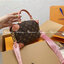 VIP 】LV Louis Vuitton Petite Malle Souple Bag กระเป๋าสะพายทรงหมอนมินิสวยน่าใช้มากค่ะ ขนาดกำลังน่ารักเลยค่ะ ภายในโล่งกว้าง ใส่ของได้เยอะน้าา งานซิปกลางเก็บของได้อย่างมิดชิด หนังลายโมโนแกรม มาพร้อมสายสะพายยาว 2 สาย ถอดออกถือได้ ไอเท็มน่ารักขนาดนี้ ไม่มีได้ไ